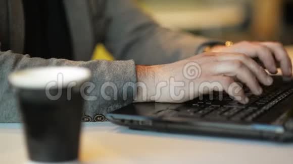 关闭Freelancer在网吧室内笔记本电脑上工作的视图小胡子在写文字视频的预览图
