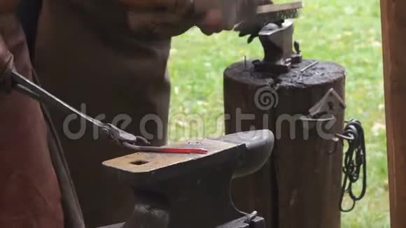 两名铁匠在金属制品生产过程中手工制作在露天车间一次铁匠罢工视频的预览图