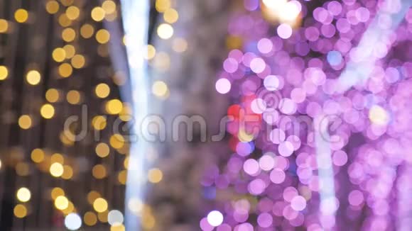 模糊的灯光新年装饰在街道上防止黄色和紫色视频的预览图