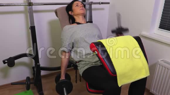 健身房里的女人用哑铃视频的预览图