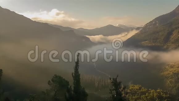 希腊卡拉维里塔山快速运动带雾的戏剧性天空视频的预览图