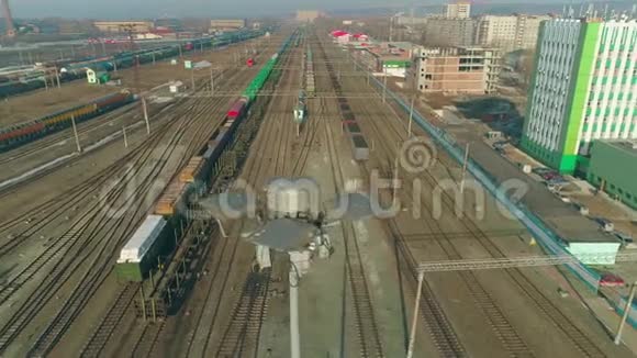 飞越俄罗斯铁路之上有火车的火车站从铁路上的火车轨道上起飞视频的预览图