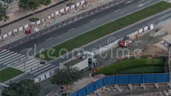 在迪拜市区道路施工现场工作的挖掘机卡车和平地机视频的预览图