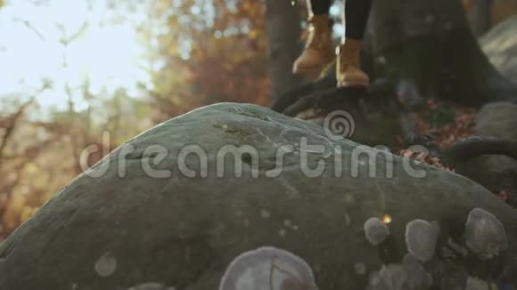 古色古香的皮革登山靴和不可辨认的冒险女登山者攀登山顶视频的预览图