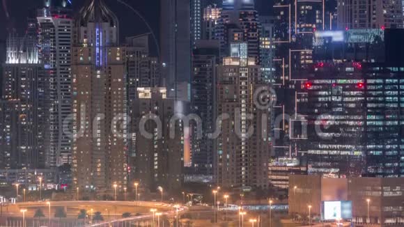 迪拜码头摩天大楼近高尔夫球场夜间时间推移迪拜阿拉伯联合酋长国视频的预览图