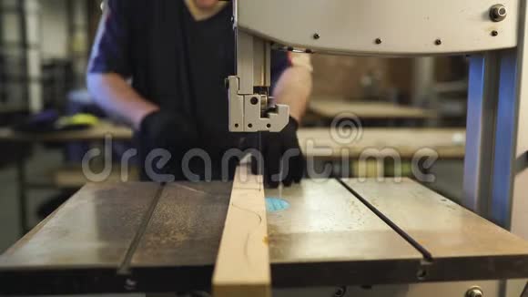 乔纳在工作室工作木工在拼图机上切割木板视频的预览图