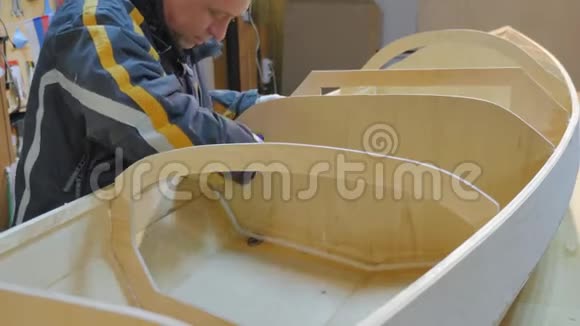 一个人收集一艘木头做的船他从事体力劳动视频的预览图