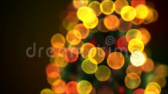 转动圣诞树灯光闪烁的特写在BlurBokeh加载3d动画动画贺卡祝你快乐视频的预览图