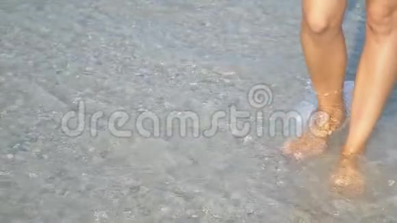 女腿在海上行走视频的预览图