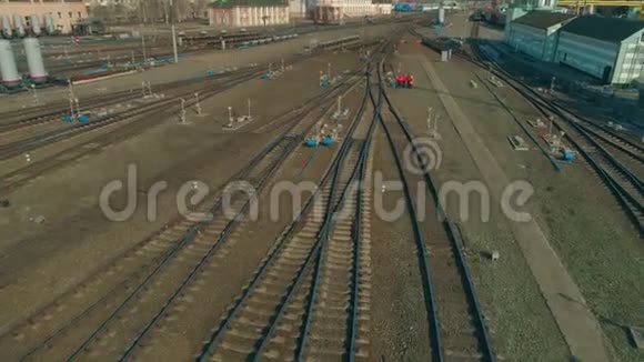 飞越俄罗斯铁路之上从铁路上的火车轨道上起飞视频的预览图