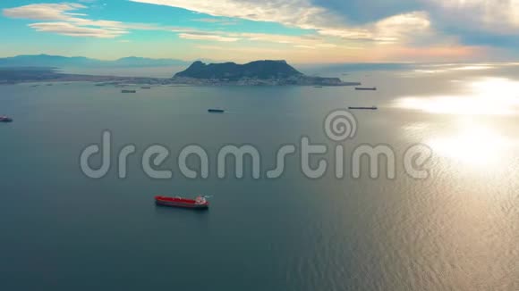 空中观景西班牙直布罗陀边界附近海域的军舰驳船和船只视频的预览图