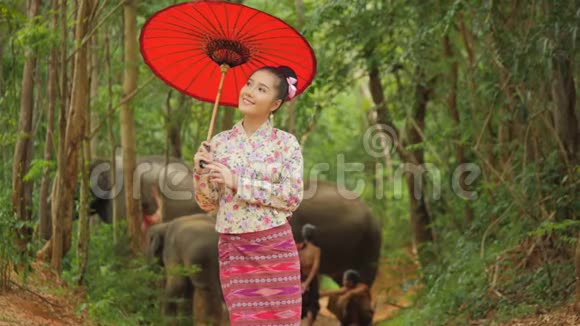 传统东南亚服装中迷人的亚洲女性对着镜头微笑的肖像视频的预览图
