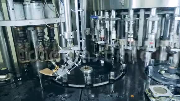 特种设备移动满瓶威士忌和白兰地生产线视频的预览图