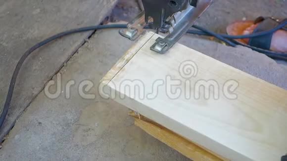 一个人正在用电锯锯木条建筑工人在后院用电锯工作视频的预览图