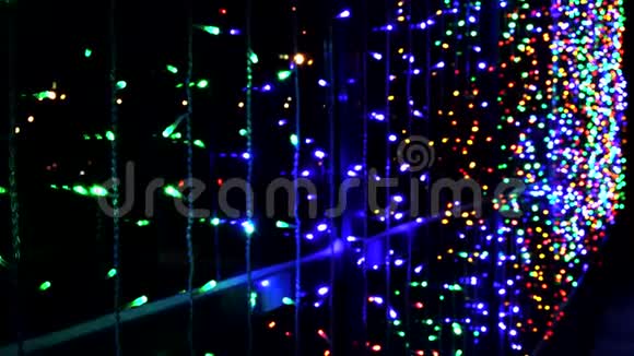 办公大楼上的夜间五彩照明假日用LED花环装饰玻璃上的反光视频的预览图