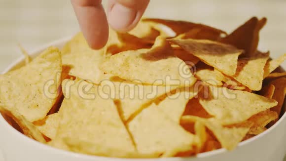 男人从盘子里拿起玉米饼特写镜头视频的预览图