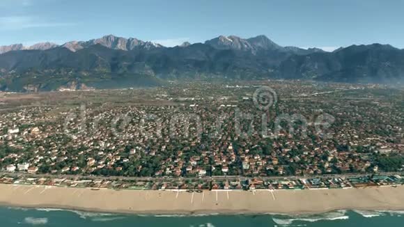 飞越著名的海洋小镇FortedeiMarmi意大利托斯卡纳视频的预览图