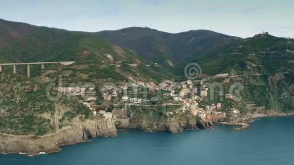 意大利CinqueTerre国家公园著名的Riomaggiore村的鸟瞰图视频的预览图