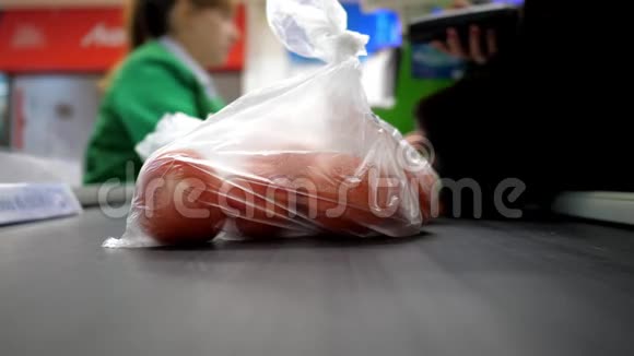 袋子里的新鲜红西红柿放在收银台视频的预览图