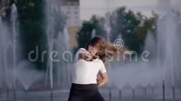 感性的女孩在城市的街道上跳舞白天在喷泉前跳舞当代舞蹈家视频的预览图