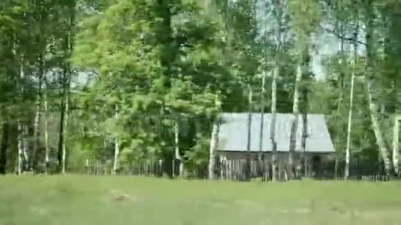 从火车的窗户看旧木屋村庄的旧建筑慢镜头视频的预览图