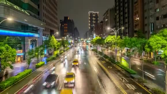 台北市夜间交通晚间沿光照街的运输时间视频的预览图