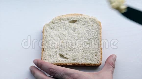 把黄油涂在面包上视频的预览图