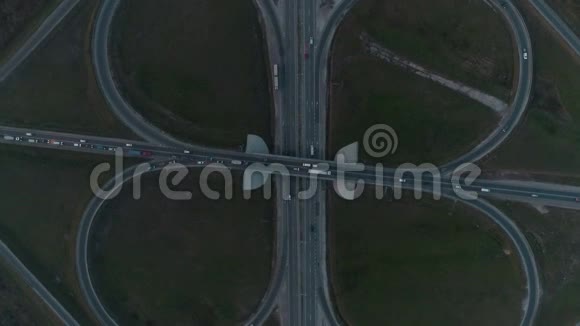 城市高速公路和立交桥的鸟瞰图视频的预览图
