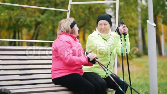 两个成熟的女人在斯堪的纳维亚散步后休息视频的预览图