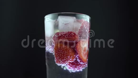 带冰块和草莓的高杯苏打水中间屏幕泡沫膨胀视频的预览图
