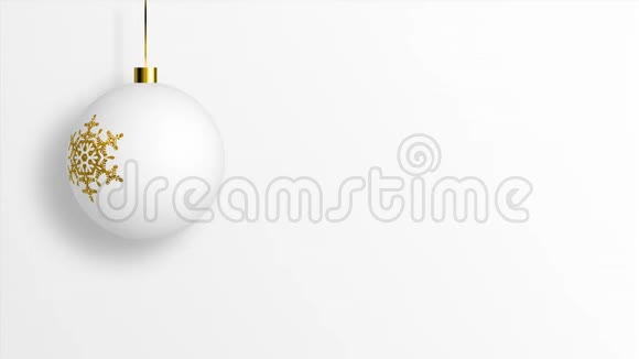 悬挂优雅的圣诞晚球与闪亮的金色雪花白色背景循环运动图形视频的预览图