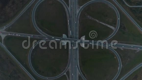 城市高速公路和立交桥的鸟瞰图视频的预览图