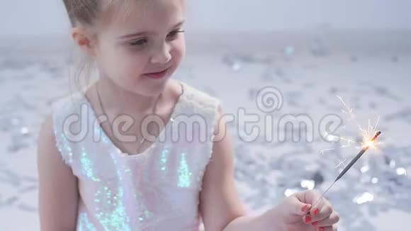 党和节日的理念穿着闪闪发光的白色内饰小女孩视频的预览图