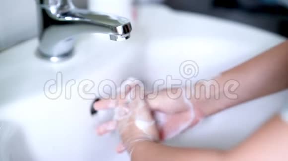 儿童用液体肥皂洗手慢动作视频的预览图