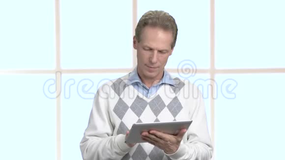 阳性中年男子在电脑平板电脑上工作视频的预览图