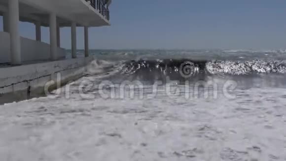 海上风暴巨浪撞击混凝土防波堤视频的预览图