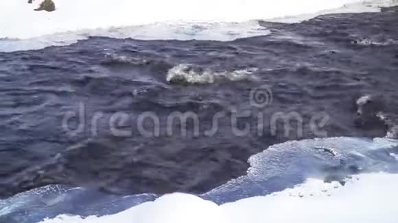 河水在冰雪中流动视频的预览图