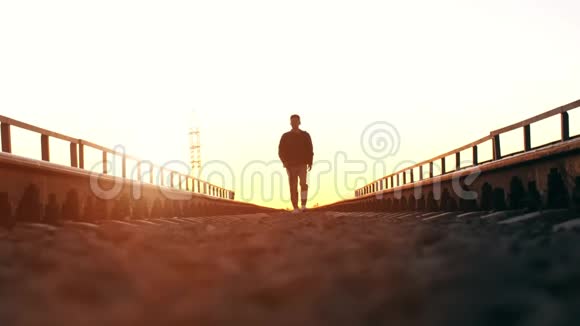 日落时散步的人视频的预览图