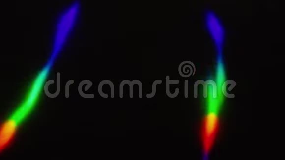 像波浪一样的图案在发光的颜色虹膜反射的全息箔光通过晶体视频的预览图