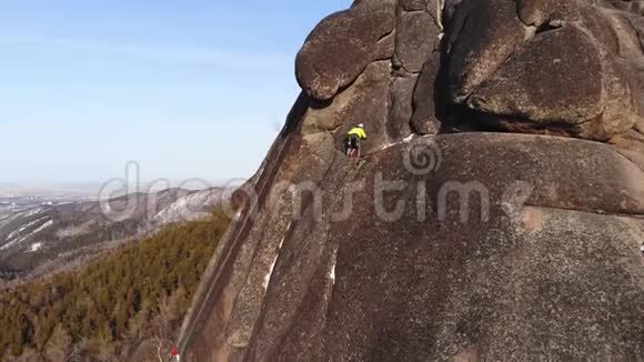 一个勇敢的人爬上悬崖顶视频的预览图