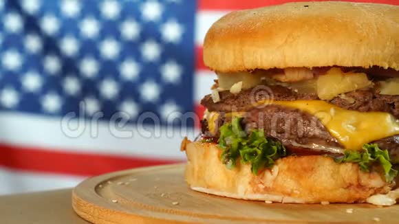 烤美国牛肉汉堡配生菜奶酪洋葱放在木制柜台上旋转的棕色纸上视频的预览图
