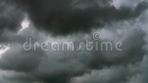 日落时的时间流逝暴风雨来临前云团移动视频的预览图