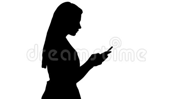 漂亮的女人穿着粉色连衣裙在智能手机上发短信视频的预览图