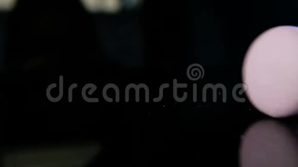 黑色镜子背景下的紫罗兰马卡龙卷视频的预览图