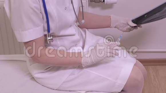 护士带注射器和X光照片视频的预览图