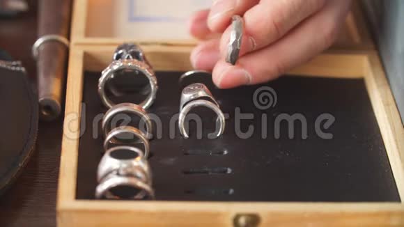 一套完美的手工戒指耳环和链子在桌子上视频的预览图