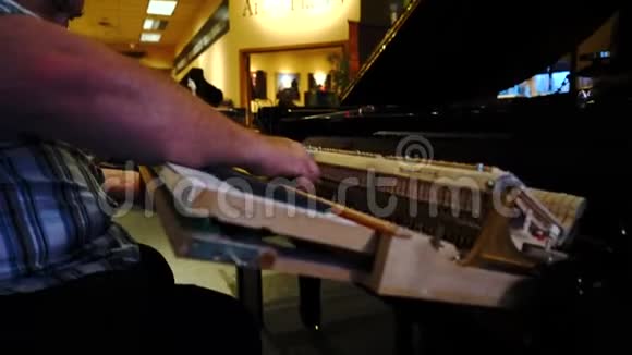 钢琴调音师在一台大型乐器上演奏视频的预览图