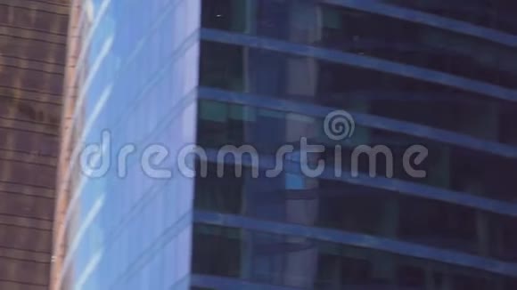 大都会商业区的办公室窗户全景图视频的预览图