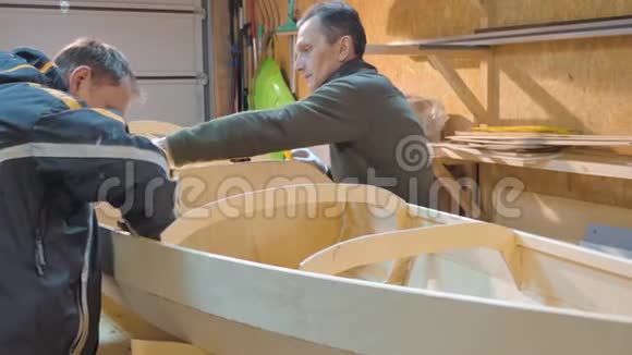 两个人独立地做一艘木船他们自己为旅行发明了这艘船的设计视频的预览图