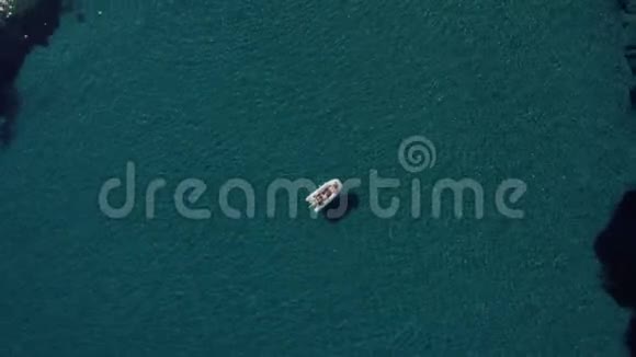 一对幸福的夫妇在停在地中海最干净的水中央的船上放松和日光浴视频的预览图